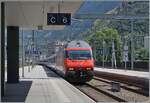 Mit einer SBB Re 460 an der Spitze erreicht ein IR 90 von Brig nach Genève Aéroport den Bahnhof von Visp.