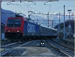 Noch liegt Domodssola im Schatten, als die SBB Re 484 011 mit ihrer RoLa den Grenzbahnhof erreicht. 
11.03.2017