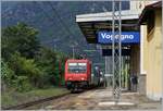 Die SBB Cargo Re 484 003 mit einer RoLa Freiburg - Novara in Vogogna.