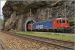 Kurz nach Faido verlassen die Re 620 eine Re 620 067-7 und einen Re 4/4 II/III mit einem langen G�terzug den kurzen Boscerina Tunnel (Gotthard S�drampe).