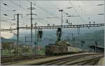 Zwei BLS Re 4/4 mit einem G�terzug verlassen Brig Richtung Norden.