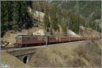 BLS RE 4/4 mit einem Güterzug Richtung Italien auf der Gotthrad Nord Rampe bei Wassen.
