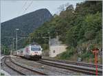 Die BLS Re 465 004  Kambly  mit ihrem RE 3910 Bern - La Chaux-de-Fonds beim Fahrtrichtungswechsel in der Spitzkehre von Chambrelien.