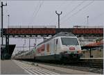 Die BLS Re 465 004-0 mit ihrem  Kambly -Zug auf der Fahrt nach La Chaux-de-Fonds beim Halt in Neuchâtel.
