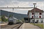 Die BLS Re 465 003 wartet in Les Hauts-Geneveys auf die Abfahrt nach La Chaux-de Fonds.