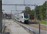 Den mit einem schmucken Stationsgebäude ausgestatteten Bahnhof von Schwarzenburg verlässt der BLS MUTZ RABe 515 019 als S6 nach Bern.