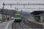Der Regionalzug nach Büren an der Aare erreicht Busswil.