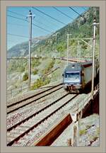Die BLS Re 465 006 ist bei Hohtenn auf der BLS Südrampe mit dem EC  Monteverdi  Bern / (Genève) - Brig - Venezia unterwegs.