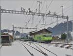 Die BLS Re 465 011 erreicht mit ihrem GoldenPass Express GPX 4065 von Interlaken Ost nach Montreux den Spurwechselbahnhof Zweisimmen.