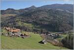 Ein BLS RABe 535  Lötschberger  ist bei Garstatt auf dem Weg nach Zweisimmen.