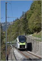Der BLS RABe 528 12 MIKA hat die Bunschenbach Brücke verlassen und erreicht auf seiner Fahrt von Zweisimmen nach Bern den Halt Weissenburg.