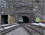 Die Schublok RE 465 017 des AT1 nach Kandersteg verschwindet in Goppenstein im Lötschberg Tunnel.