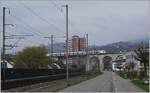Während unten die Strecke von Biel/Bienne nach Olten verläuft, fährt im Hintergrund ein SBB RABe 522 als RE in Richtung Meroux TGV.