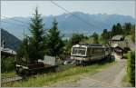 Der Rochers de Naye Zug hat die kleine Haltestelle Le Haut de Caux verlassen und strebt nun Bergw�rts.