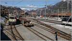 Ein Blick auf den Bahnhof von Zweisimmen mit einer MOB GDe 4/4 und zwei  Lenkerpendel  im Hintergund.