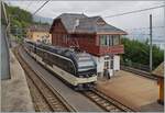 Ein MOB  Alpina  bei Halt neu renovierten Bahnhof von Chamby.