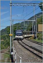 Der MOB Serie 9000 ABe 4/4 9302  Alpina  erreicht mit seinem Regionalzug von Zweisimmen nach Montreux den Bahnhof von Chamby .