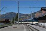Mit dem Steuerwagen Ast 151 an der Spitze erreicht der PE 30 2218 den Bahnhof von Gstaad.