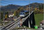 Mit dem Steuerwagen Ast 117 am Schluss fährt der MOB PE30 2216 auf der Fahrt von Montreux nah Zweisimmen über die Grubenbach Brücke bei Gstaad.