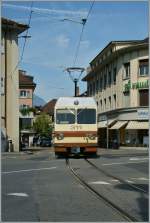 Ein A-L Regionalzug f�rht mitten durch Aigle zum Bahnhof.