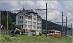 Der TransN BDe 4/4 8 verlässt den kleinen Zwischenbahnhof La Sagne in Richtung La Chaux de Fonds. 

27. Juni 2024