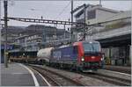 Die an SBB Cargo vermietete 193 057 wartet mit einem Güterzug in Lausanne in Richtung Romont auf die Abfahrt.