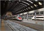 Während ein SBB ETR 610 in Milano Centrale auf die Abfahrt wartet, trifft ein anderer gerade an seinem Zielbahnhof ein.