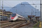 Ein SBB RABE 502 als EC nach Milano beim Halt in Domodossola.