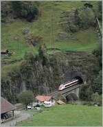 Ein SBB RABe 503  Giruno  verschwindet im Wattinger-Kehrtunnel. Damals war die Fahrt durch den Bassistunnel unterbrochen und die Züge mussten über die  Berg -Strecke umgeleitet werden.

19. Okt. 2023  