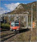 Ein  Walliser  Domino als IR auf dem Weg nach Domodossola bei der Durchfahrt in Varzo.