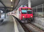 Der weiterhin in Travys Farbgebung gehalten SBB DOMINO RBDe 560 384 mit B und ABt wartet in Lausanne als S41 24517 auf die Abfahrt nach Vauderens.
