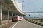 Der ex TRAVYS RBDe 560 384 welcher weiterhin mit seinem B und ABt in den attraktiven Travys Lackierung (aber SBB Beschriftung) unterwegs ist, trifft als Regionalzug von Kerzers her kommend, in