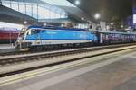 Hin-und-Her: �BB 1216 237 steht am 27 Augustus 2021 vor ein NightJet nach Amsterdam in Wien Hbf. Dieser Lok wurde in �BB-Rot abgeliefert, sp�ter an die CD vermietet f�r RailJet-Z�ge und findet sich heute zur�ck vor ein Nachtzug.
